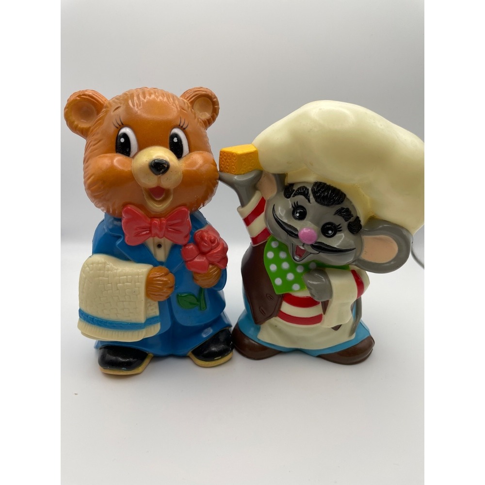 Giftco Vintage Bear and‎ Mouse Powder Spice Cheese Shakers Plastic